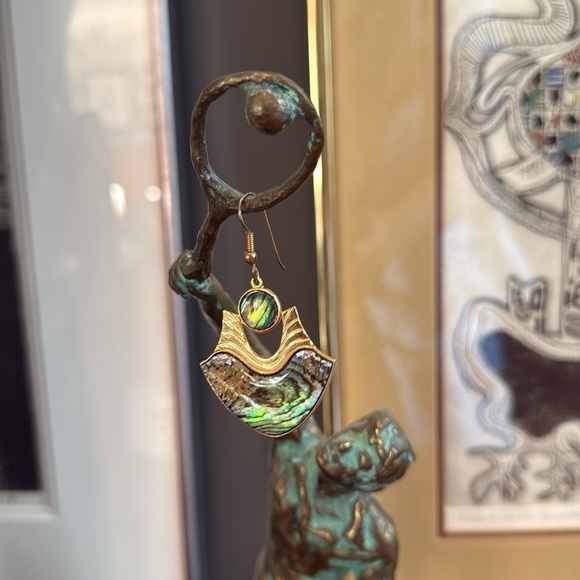 Vintage Gold coloured abalone mother of pearl earrings @ Vuri stamped - Picture 15 of 17